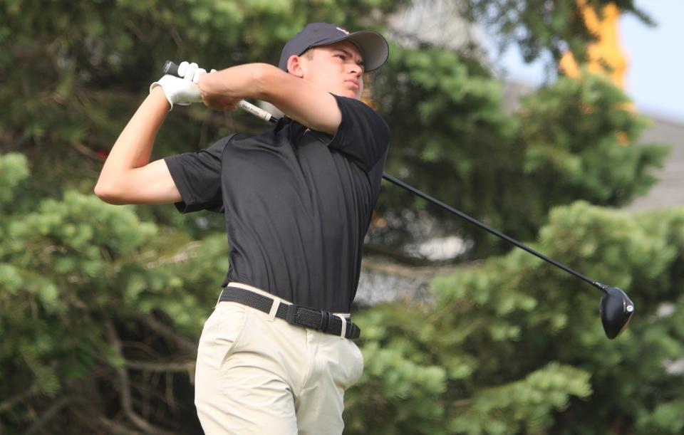 Ryan Gallagher de Northville da el primer golpe durante el torneo de golf estatal de la División 1 el sábado 10 de junio de 2023 en The Meadows en Allendale.