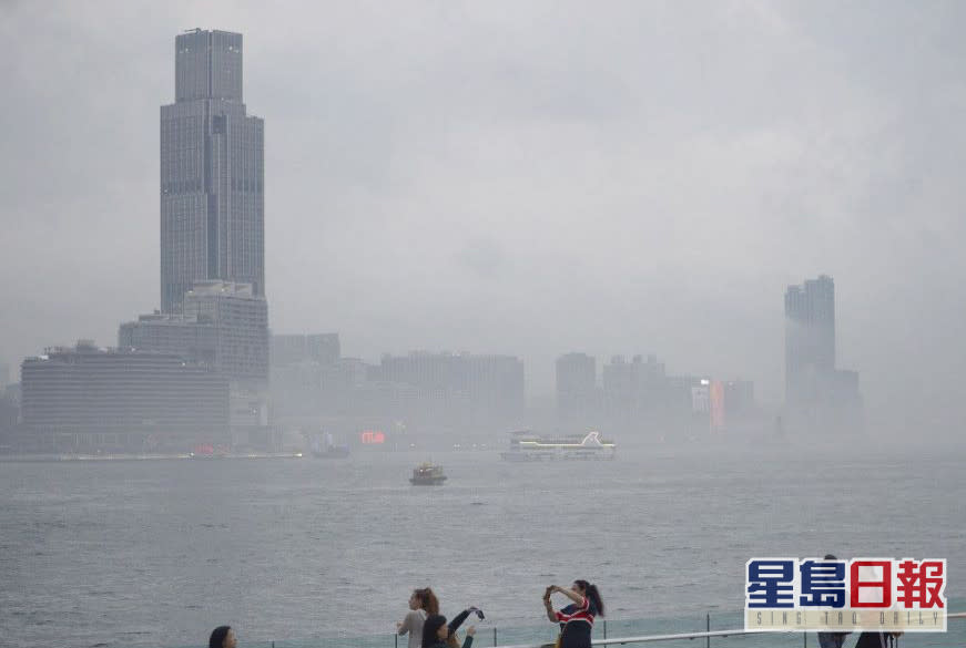 周末一股潮濕的海洋氣流來襲，本港有霧。資料圖片