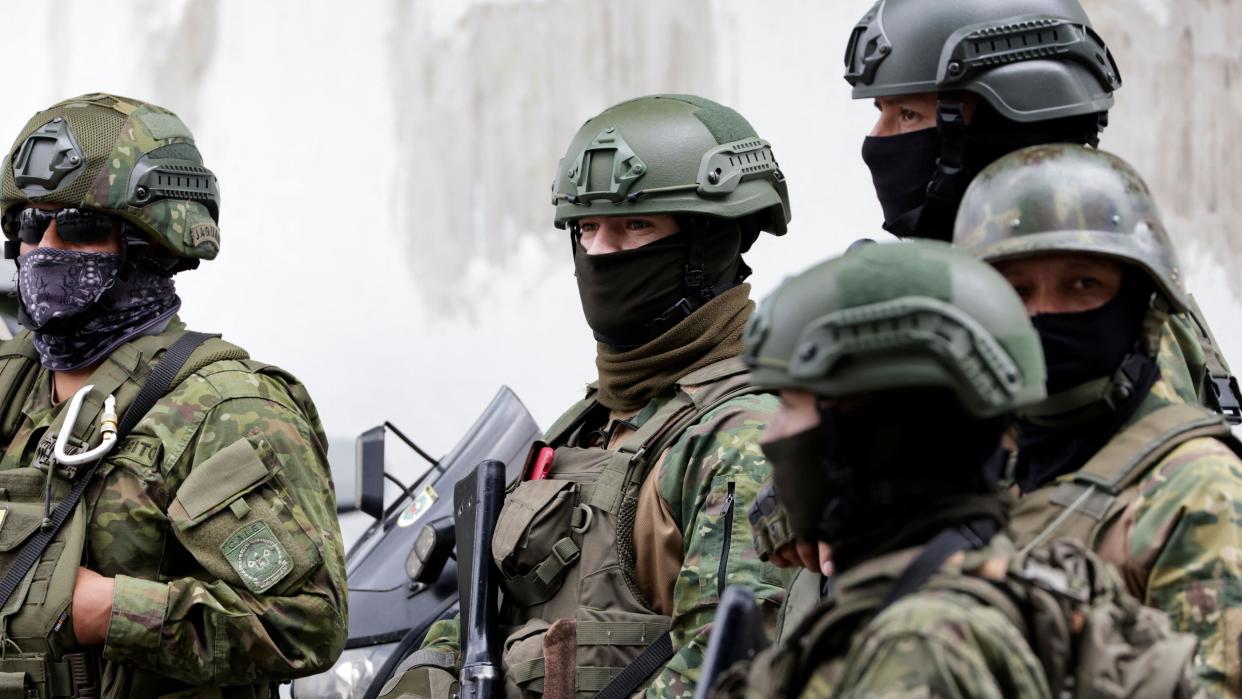 Soldados ecuatorianos haciendo guardia frente a la embajada de México, poco antes de la operación policial en la que lograron sacar al expresidente Glas de la embajada.