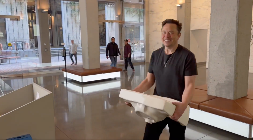 Elon Musk kam mit ungewöhnlichem Gepäck zu seinem ersten Besuch bei Twitter. - Copyright: Screenshot Twitter
