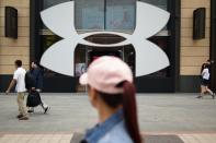 <p>La inversión extranjera en la firma estadounidense de ropa y accesorios deportivos Under Armour ha hecho que la compañía consiga buenos resultados y aumente en un 28% sus ingresos. El precio de una acción de esta empresa en enero era de 15,03 dólares y actualmente está en 22,75, por lo que ha crecido un 51%. (Foto: Wang Zhao / AFP / Getty Images). </p>