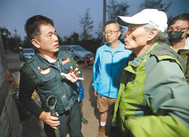 公投領銜人潘忠政（右）1日與志工及聲援大學生前往觀塘藻礁區，遭到中油外聘保全拒絕進入。（陳怡誠攝）