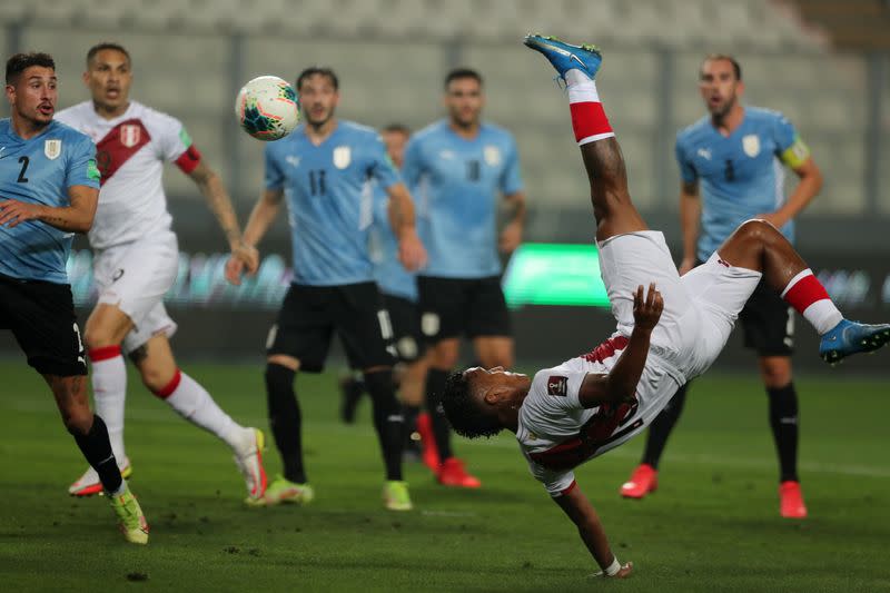 Foto del jueves del futbolista de Peru Renato Tapia marcando ante Uruguay.