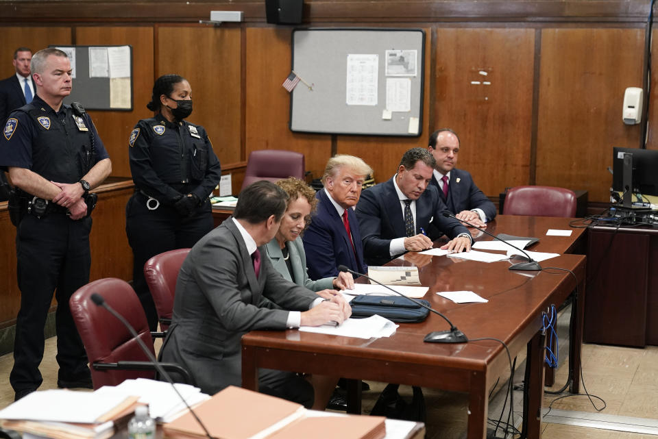 El expresidente Donald Trump comparece ante la corte para su lectura de cargos, el martes 4 de abril de 2023, en Nueva York. (AP Foto/Seth Wenig, Pool)