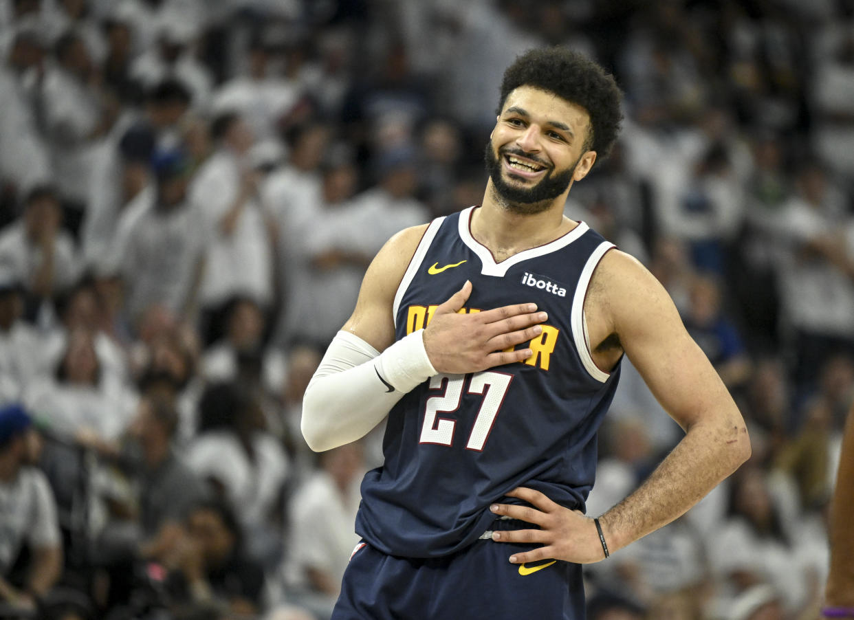 Jamal Murray, escolta de los Denver Nuggets anotó un triple desde media cancha antes del medio tiempo. Denver navegó con facilidad el resto del partido  (Foto: AAron Ontiveroz/The Denver Post)