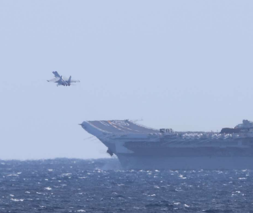 中國海軍遼寧號進行艦載機起降。   圖:翻攝自日本防衛省