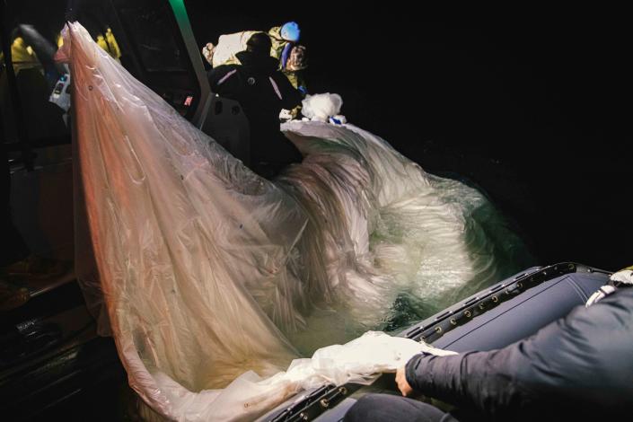 ملوانان منصوب به گروه 2 خنثی سازی مهمات انفجاری یک بالون نظارتی در ارتفاع بالا را در سواحل Myrtle Beach، کارولینای جنوبی، 5 فوریه 2023 بازیابی می کنند.