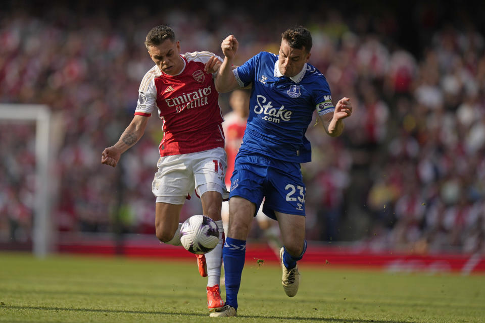 Arsenal's Leandro Trossard, left, and Everton's Seamus Coleman battle for the ball during the English Premier League soccer match between Arsenal and Everton at the Emirates stadium in London, Sunday, May 19, 2024. (AP Photo/Alastair Grant)