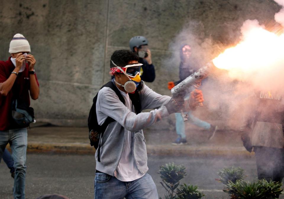 FOTOS: Ingenios de la oposición para protestar y defenderse en Venezuela