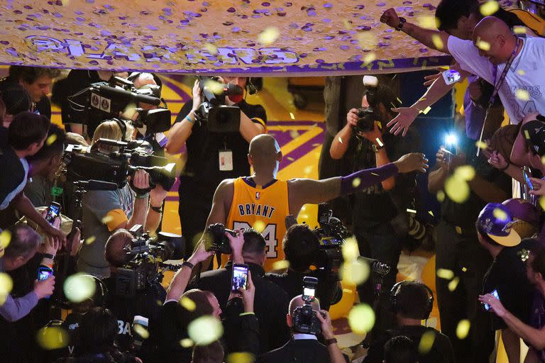 Foto de archivo del 13 de abril de 2016, el alero de Los Angeles Lakers, Kobe Bryant, sale de la cancha después de terminar su último partido de baloncesto de la NBA antes de retirarse en Los Ángeles. (Foto: AP/Mark J. Terrill)