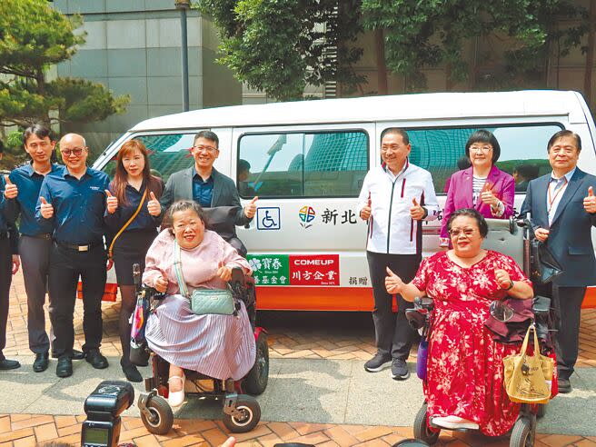 新北市長侯友宜宣布，身心障礙者愛心悠遊卡480點，7月底使用範圍將擴增雙北捷運。（葉德正攝）
