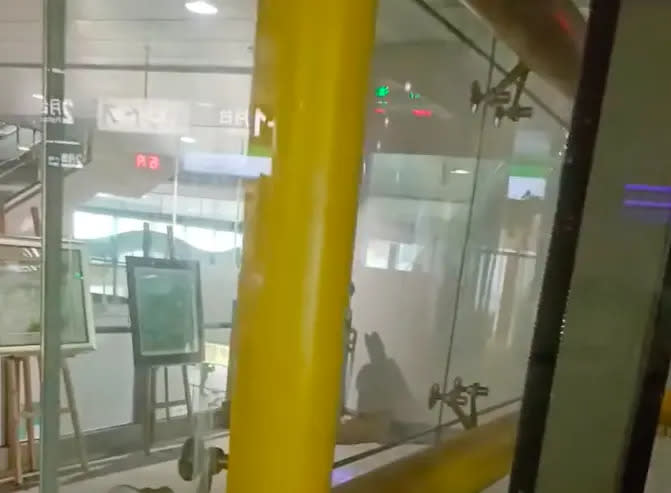 ▲員林火車站南下月台電梯故障，8名旅客受困電梯內至少30分鐘。（圖／翻攝自爆料公社）