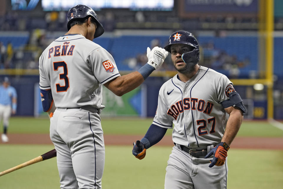 El venezolano de los Astros de Houston Jose Altuve celebra con Jeremy Peña su jonrón solitario frente al abridor de los Rays de Tampa Bay Drew Rasmussen en el encuentro del lunes 19 de septiembre del 2022. (AP Foto/Chris O'Meara)