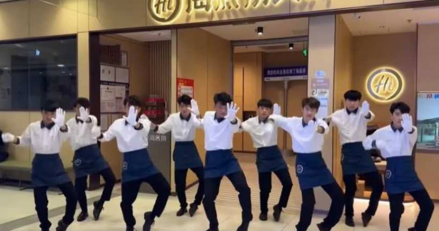 〈科目三〉爆紅，中國火鍋店的員工全體都會跳。（圖／翻攝自蘑菇頭音樂YouTube）