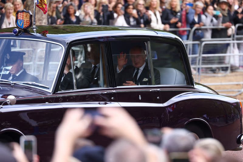 El rey Carlos llega al Palacio de Buckingham mientras Reino Unido llora a la reina Isabel, en Londres