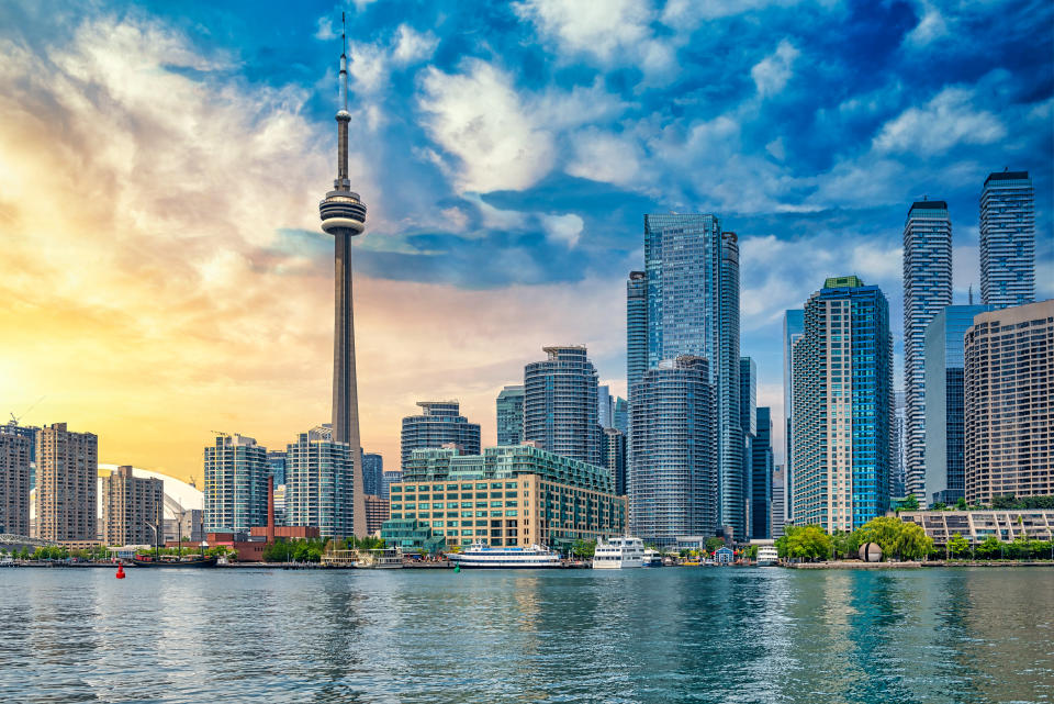 <p>Pese a que, de las 25 ciudades analizadas, Toronto es la que tiene una situación más preocupante, en burbuja inmobiliaria y con una puntuación de 2,24, aquí el mercado inmobiliario no deja de encarecerse. El precio de venta de viviendas aumentó el último año un 8,6% y el del alquiler un 3,8%. (Foto: Getty Images).</p> 