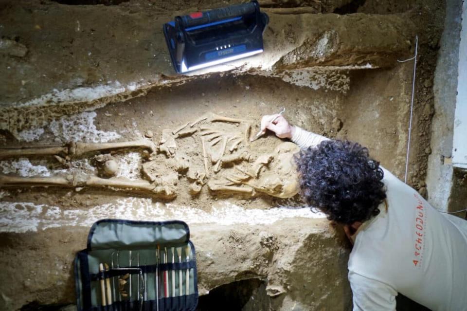 A burial is excavated with special tools (Archeodunum)