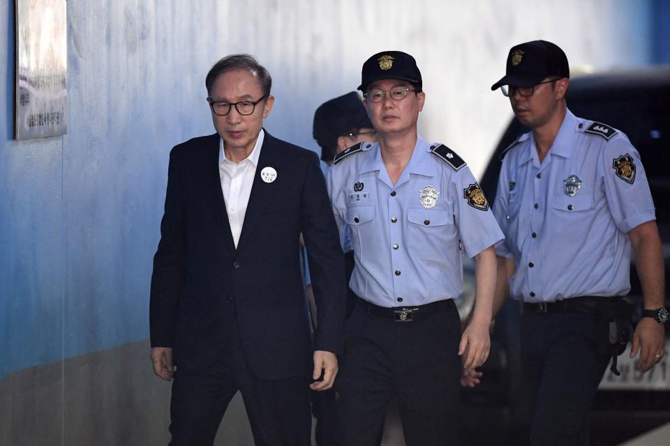 南韓前總統李明博獲特赦，圖為2018年出庭。（AFP）