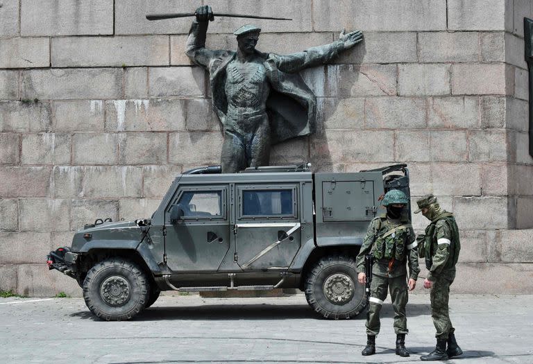 Una patrulla rusa en Kherson, una ciudad de la que Moscú se apoderó en el marco de la guerra. (Photo by Olga MALTSEVA / AFP)