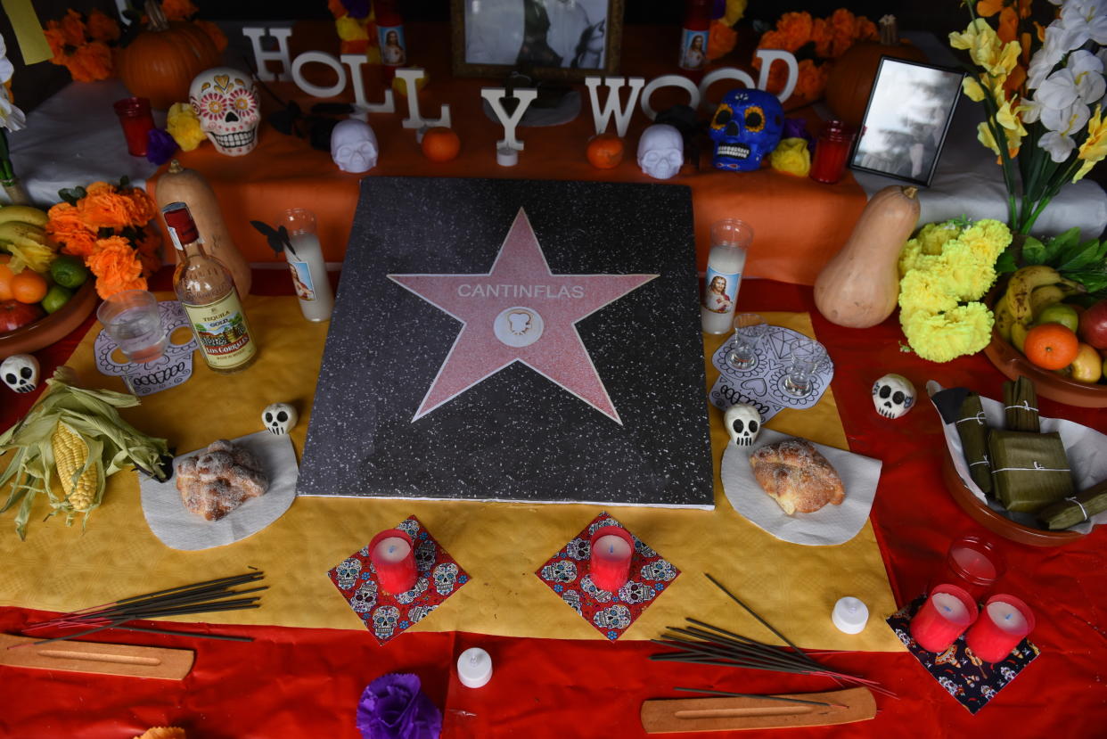 Altar dedicado a Cantinflas en el cementerio de Madrid. (Photo by Jorge Sanz/Pacific Press/LightRocket via Getty Images)