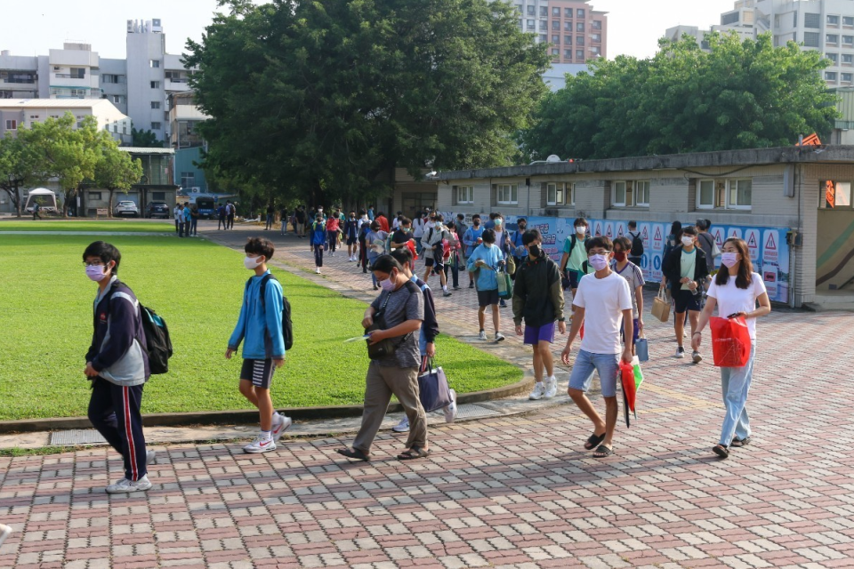 112年國中教育會考今天(20日)登場，第四節考寫作測驗，圖為今天台南考區。(教育部提供)