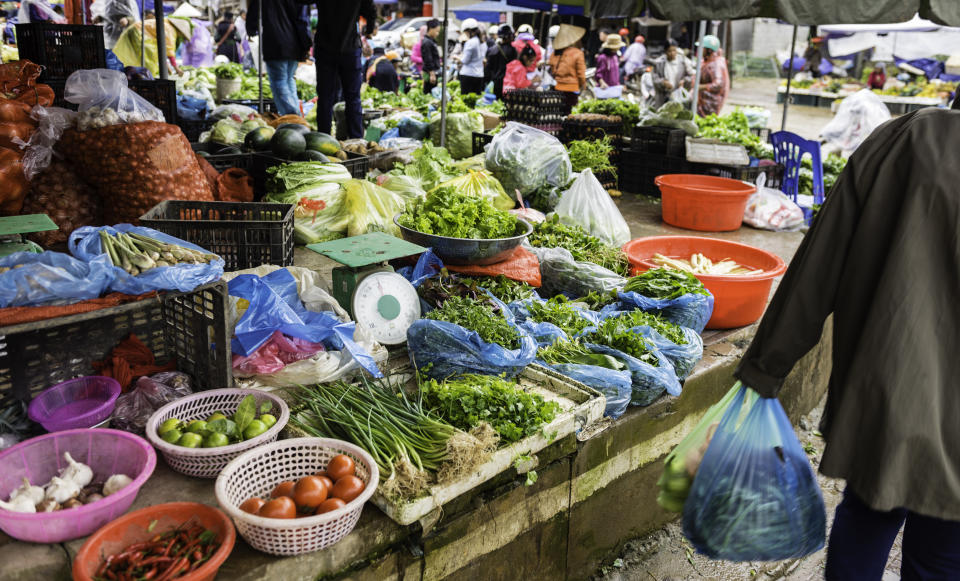 Frutas y verduras alineadas para la venta en Saba Market.  (Imagen: GETTY)