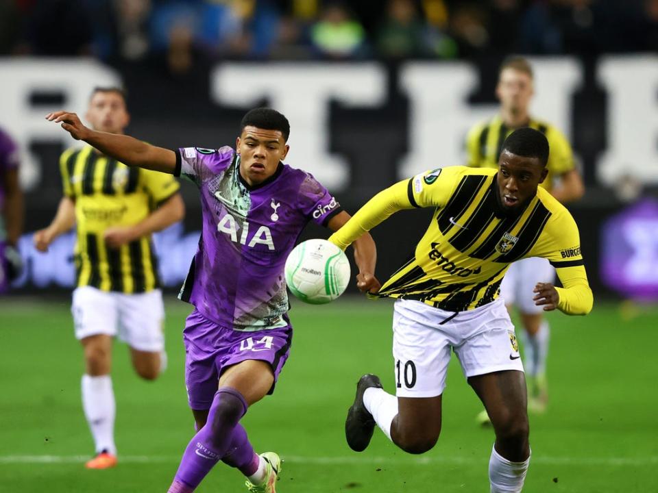 Dane Scarlett of Tottenham Hotspur battles for possession with Riechedly Bazoer of Vitesse (Getty)