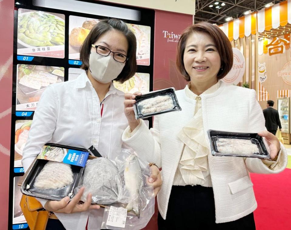 屏東縣長周春米（右）赴日本東京食品展為「屏東好物」讚聲。（記者毛莉翻攝）