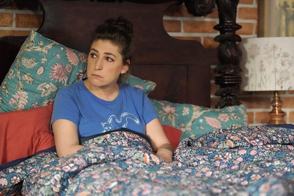 CALL ME KAT: Mayim Bialik in the "Call Me Consciously Uncoupled" episode of CALL ME KAT airing Thursday, Apr 6 (9:30-10:00 PM ET/PT) on FOX. ©2023 Fox Media LLC. CR: Lisa Rose/FOX