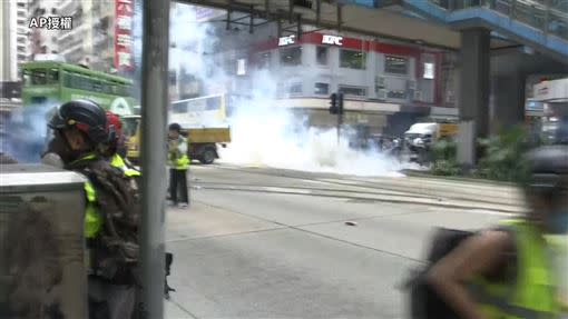 香港警方丟出催淚彈以驅散遊行民眾。（圖／AP影音授權）