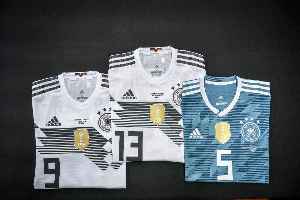 <p>Spitzenreiter bei allen Fanprodukten ist das Trikot. Was erstaunt, denn es ist eigentlich auch eines der teuersten Merchandise-Produkte – für das aktuelle Heimtrikot der deutschen Mannschaft kann man nämlich schon bis zu 90 Euro hinblättern. Aber vielleicht nimmt man auch das günstigere vom vergangenen Jahr. (Foto: Getty) </p>