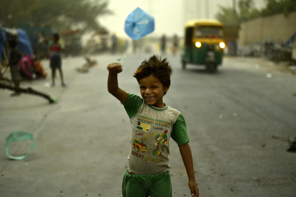 Dieses Kind aus Neu Delhi trotzt einem Sandsturm. (Bild: Arun Sharma/Hindustan Times)