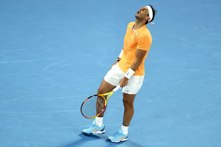 Rafael Nadal y una imagen de su último partido, en la derrota frente a Mackenzie McDonald en Melbourne