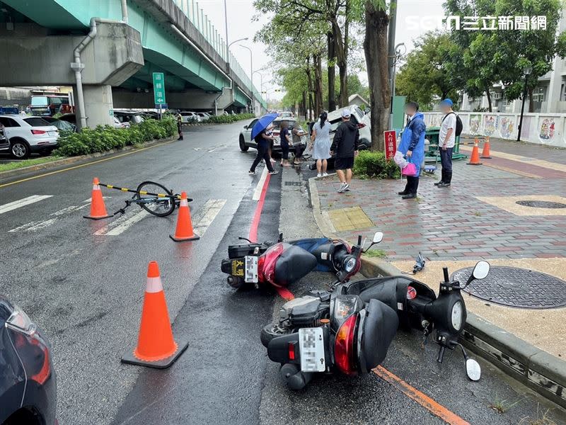 66歲張姓婦人疑誤踩油門，導致車輛暴衝，釀5車碰撞事故、5人輕傷。（圖／翻攝畫面）