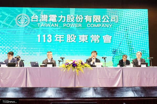 台電股東常會由董事長曾文生（前排右二）主持，並由總經理王耀庭(前排右1)做2023年營業報告。