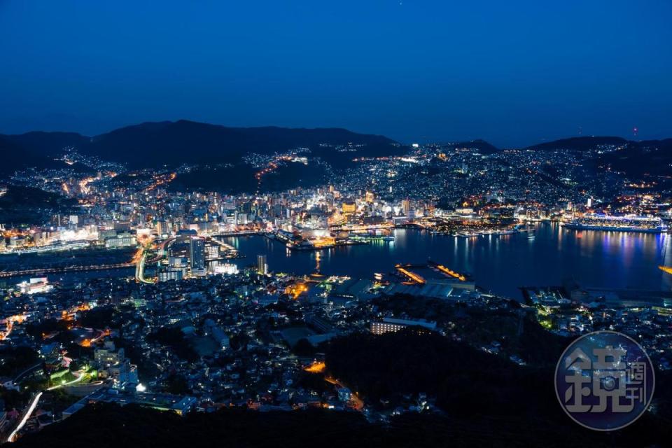 萬家燈火與港灣燈光互相輝映的長崎夜景，2012年被認定為日本新三大夜景。