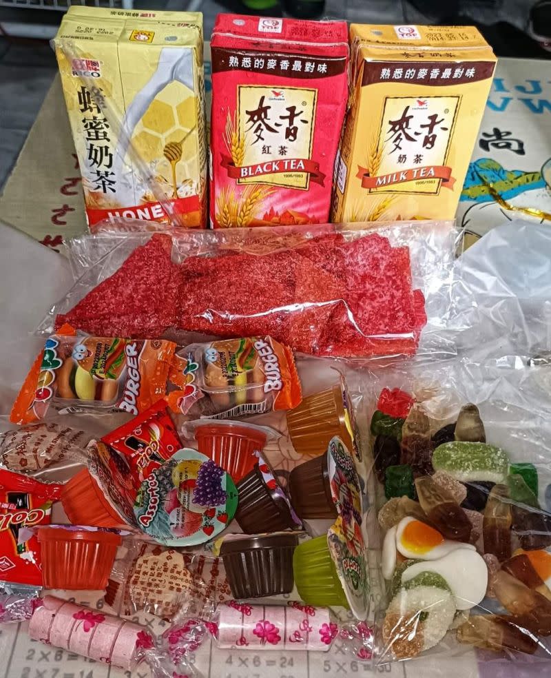 ▲原PO走進小豆苗便利商店，直接被童年回憶攻陷，買了超多零食。（圖／《爆廢公社二館》）