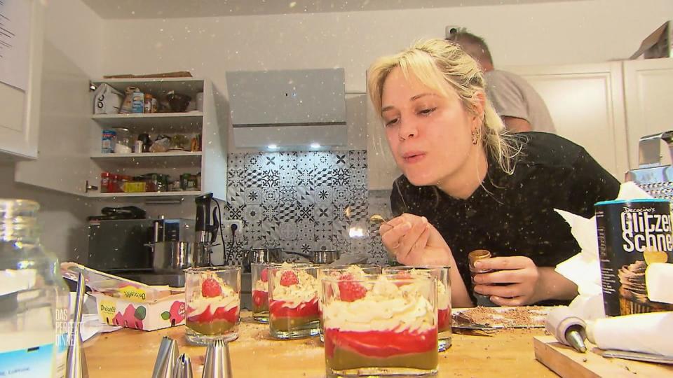 Janine veredelt ihr Dessert mit ein bisschen Glitzerstaub.
 (Bild: RTL)