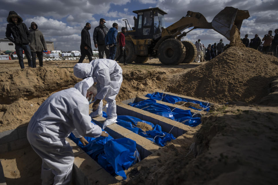 Palestinos entierran los cuerpos de personas que murieron en los combates con Israel y fueron regresados a la Franja de Gaza por las fuerzas militares israelíes, durante un funeral en Rafah, Franja de Gaza, el martes 30 de enero de 2024. (AP Foto/Fatima Shbair)