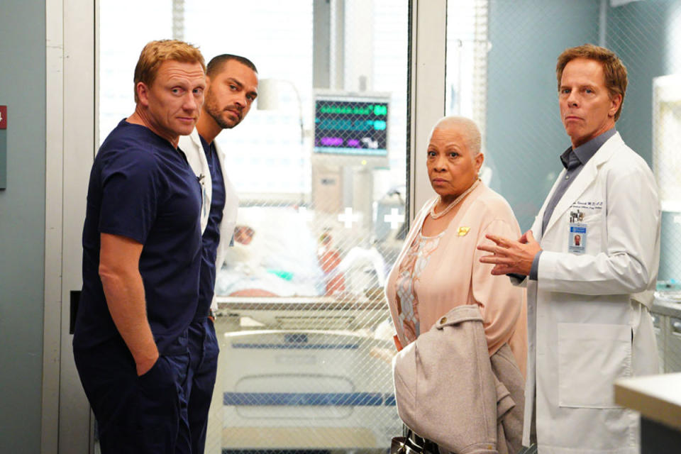 Denise Dowse stands in a hospital with three other Grey's Anatomy cast members