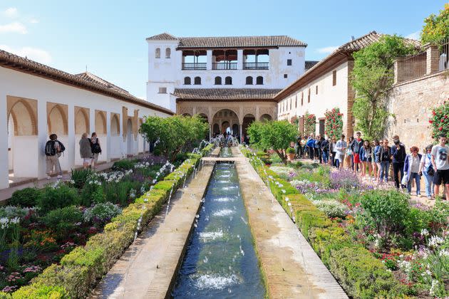 Patio de la Acequia en el Palacio del Generalife, dentro de la Alhambra, Granada. (Photo: Jaap2 via Getty Images)