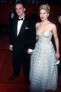 <p>Paare, die man einfach vergessen hat, Teil 2: Die Beste Nebendarstellerin Mira Sorvino (für <i>Geliebte Aphrodite</i>) im Grace-Kelly-Look und mit Quentin Tarantino.</p><p><i>Foto: Rex</i></p>