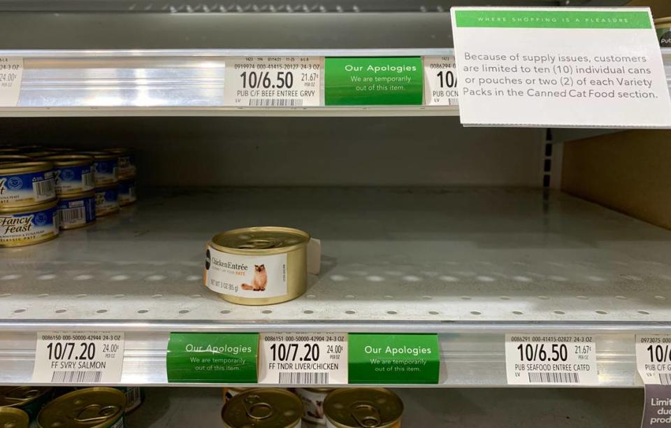 La oferta no se ha mantenido a la par de la demanda, ni siquiera en lo que respecta a productos básicos como la comida enlatada para gatos en algunos supermercados del sur de la Florida. Publix ha tenido que instituir un límite en el número de latas de comida para gatos que los clientes pueden comprar actualmente, como se mostraba en estos estantes en un local de Pinecrest a finales de noviembre de 2021. Durante la temporada de huracanes trate de tener extras a la mano si tiene gatos ya que los suministros son escasos. Esto es válido para todos los alimentos para mascotas.