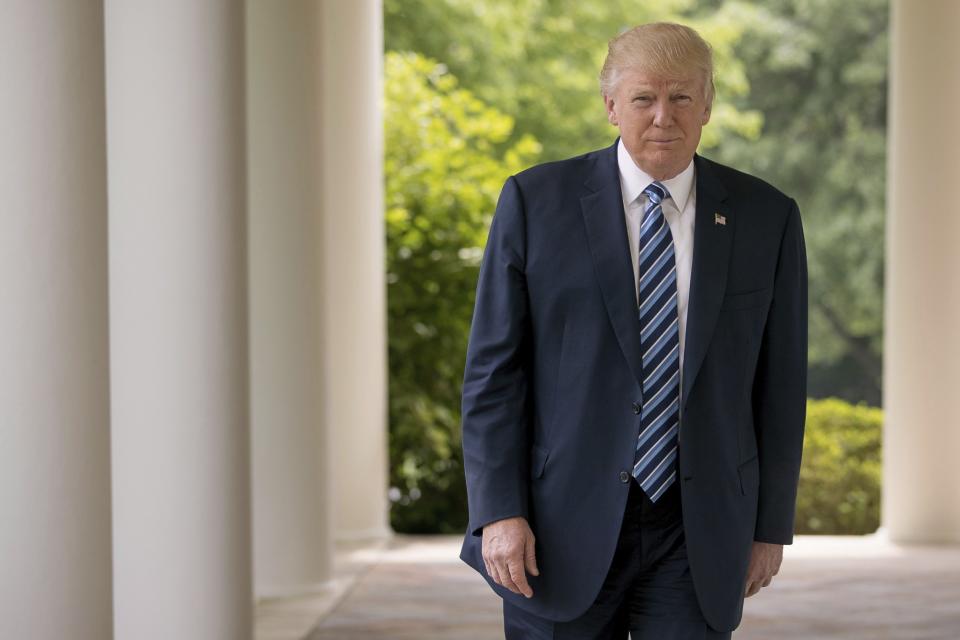 El presidente de EEUU, Donald Trump, pasea por la Casa Blanca