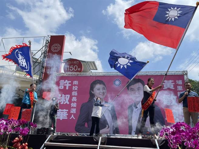 立委馬文君率領許淑華（右）、黃敏聰（左）揮舞國旗等旗幟，預祝兩人在九合一選舉能旗開得勝。（楊靜茹攝）