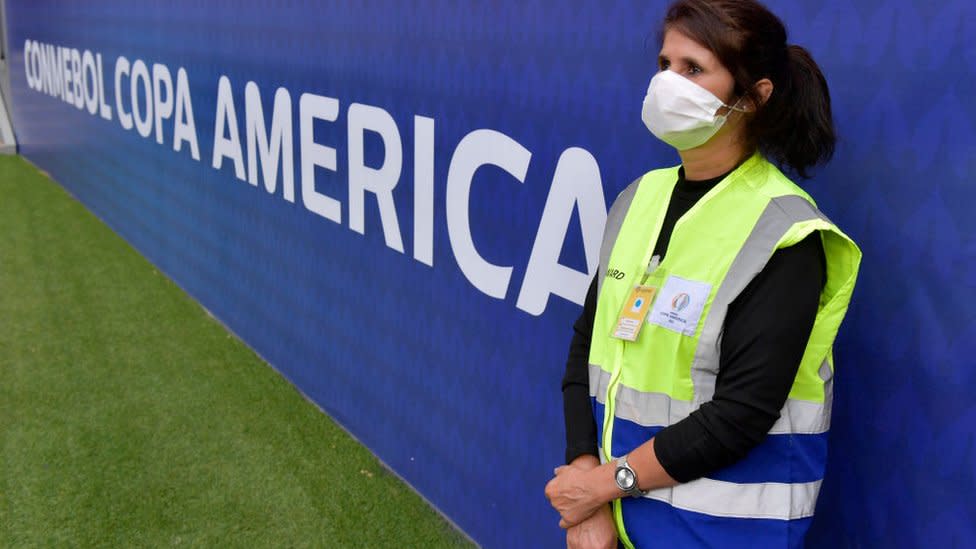 Mujer con un carte de la Copa América