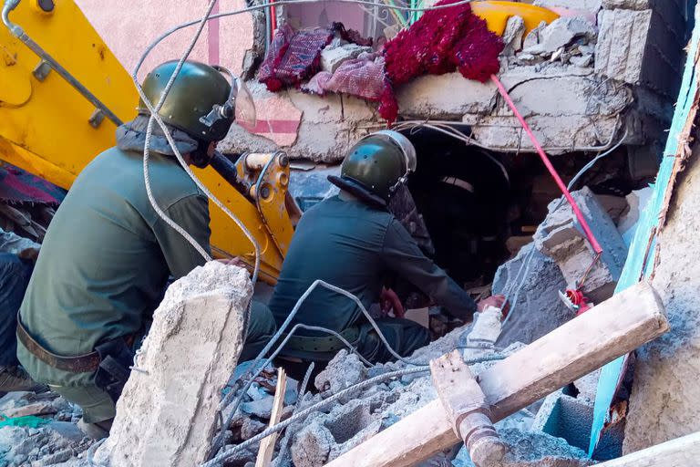 Los equipos de rescate buscan supervivientes en una casa derrumbada en Moulay Brahim, provincia de Al Haouz, el 9 de septiembre de 2023, tras el terremoto