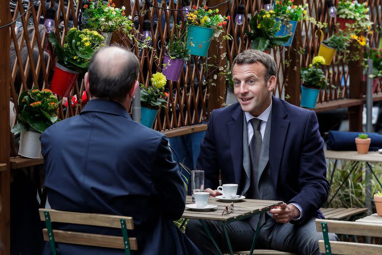 El presidente francés Emmanuel Macron y el primer ministro francés Jean Castex toman un café en un bar de París