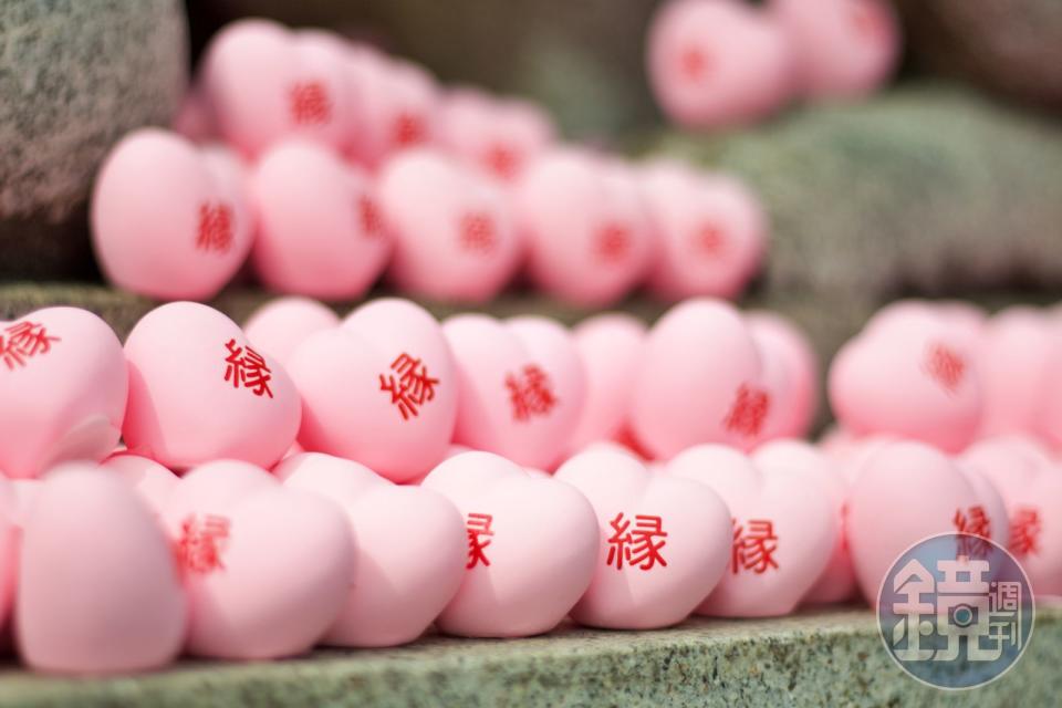 粉紅愛心造型的御神籤，300日圓/個。