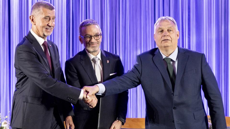 Andrej Babis (l-r), Vorsitzender der tschechischen liberal-populistischen ANO, Herbert Kickl, Chef der rechten österreichischen FPÖ, und Viktor Orban (l), Ministerpräsident von Ungarn und Vorsitzender der Partei Fidesz, reichen sie die Hände. Führende populistische Parteien aus Ungarn, Österreich und Tschechien haben ein Bündnis auf EU-Ebene, «Patriots for Europe», gebildet (Bild: dpa)